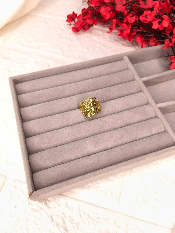 Eterna Leaf Band Ring