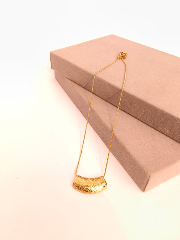 Gold Curve Stone Finish Pendant Chain