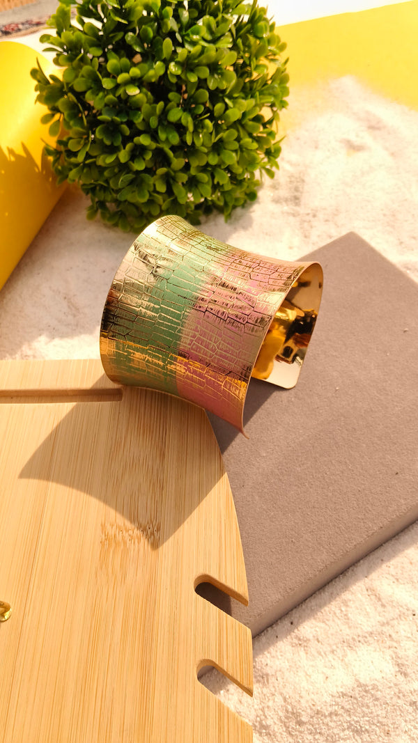 Elegant Curve Wrap Gold Hand Cuff